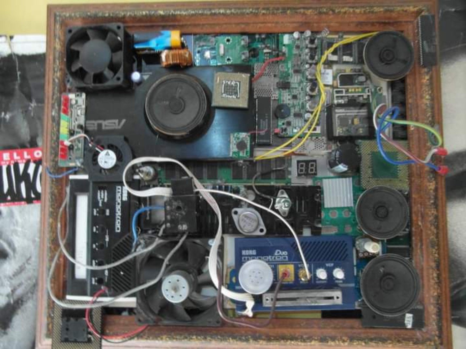 Assemblage artistique réalisé avec des composants électroniques
