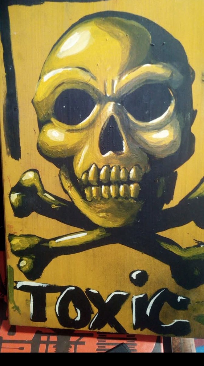 Crâne jaune et noir avec l’inscription Toxic