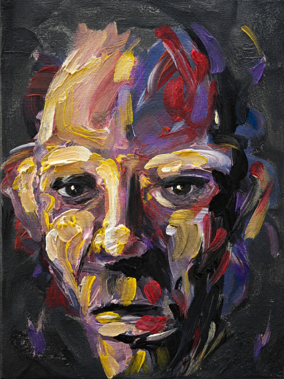 Portrait peint à l’acrylique, composé de touches épaisses jaunes, rouges, violettes, bleues et noires sur fond sombre